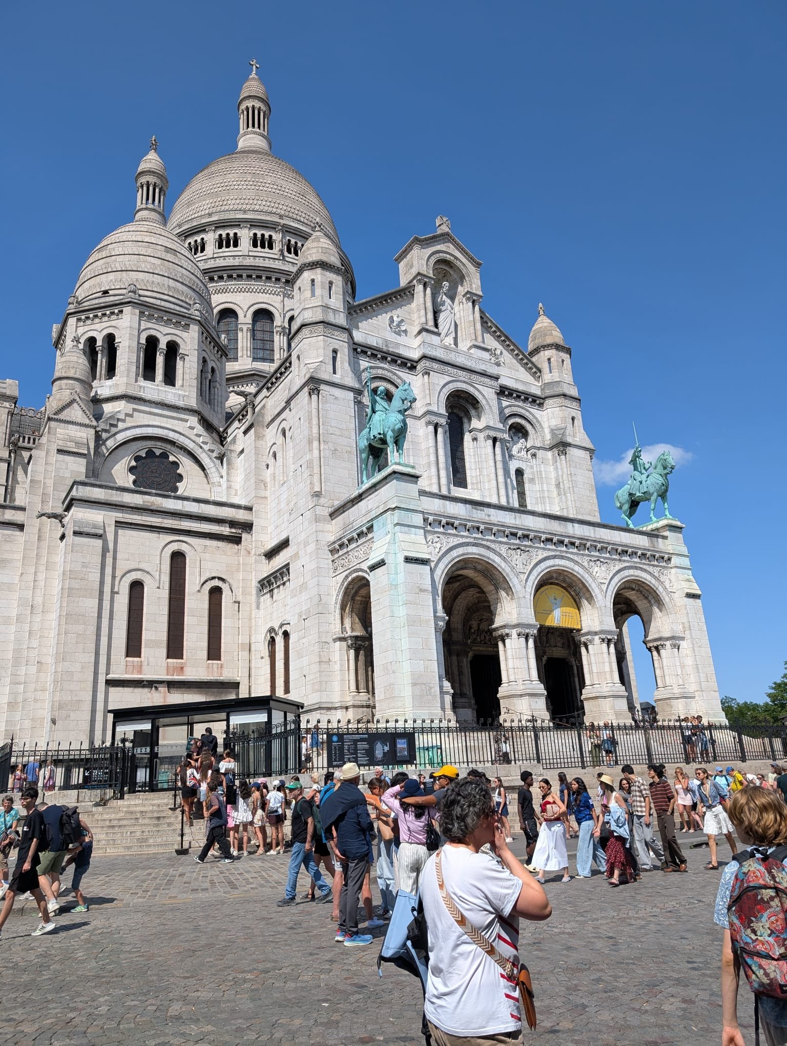 La basílica del Sagrado Corazón de París, de piedra blanca, bajo un cielo azul